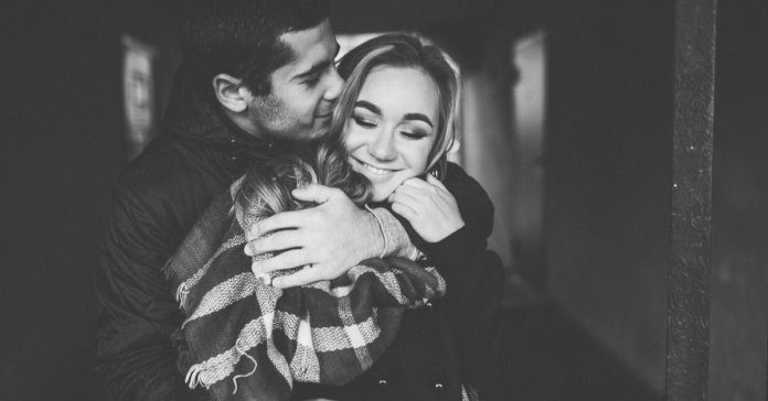 Untitled-design-171 Envolva alguém nos seus braços. E, se precisar, envolva-se nos braços de alguém