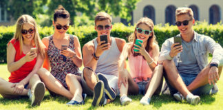 A triste geração que dá mais valor ao celular, do que a vida que há fora dele…