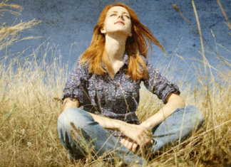 “Fechei os olhos e pedi um favor ao vento: leve tudo que for desnecessário. Ando cansada de bagagens pesadas…”