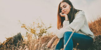 A tristeza é como aquela visita incômoda: chega sem avisar.