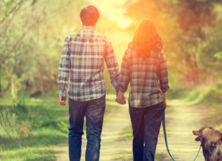 Quem vai atrás é mochila. Segue em frente e quem quiser que caminhe ao seu lado.