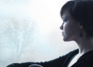 Sua alma deve estar rouca de tanto gritar por algo que  a faça sorrir.