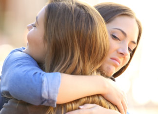 Existem  pessoas que enxugam as suas lágrimas, mas não querem te ver sorrindo.