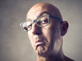 Por que pobre que deixa de ser pobre gosta de pisar em pobre?