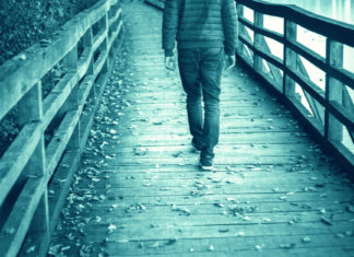 Não, não é impossível ser feliz sozinho.