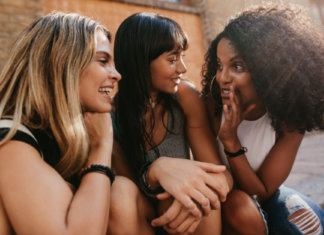 Quem fala dos outros para você, também fala de você para os outros.