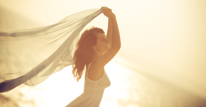 Valorize as pequenas alegrias. Um dia elas se tornam uma grande felicidade.