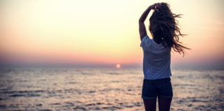 Mulher guerreira olha pra frente e não se lamenta.