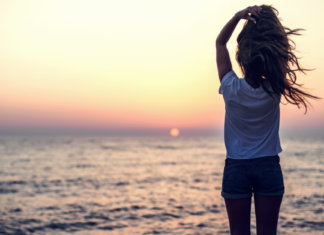 Mulher guerreira olha pra frente e não se lamenta.