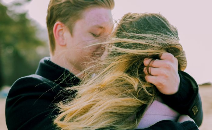 Ei, há no mundo um punhado de gente que te ama em silêncio