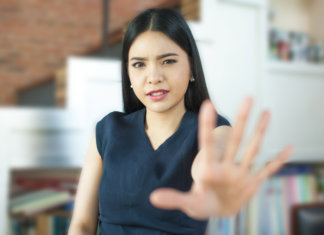 A melhor maneira de lidar com pessoas desagradáveis é não entrar no joguinho delas