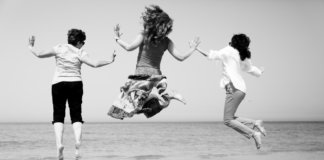 A vida é muito curta para reprimirmos nossas risadas. A vida é muito curta para reprimirmos nossas risadas.