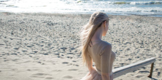 Viver sem amar e passar a vida só olhando o mar