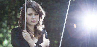 Ela anda cansada de mendigar afeto ao próprio marido Ela anda cansada de mendigar afeto ao próprio marido