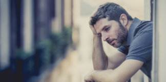 Triste é um mundo que nos cobra felicidade o tempo todo. Triste é um mundo que nos cobra felicidade o tempo todo.