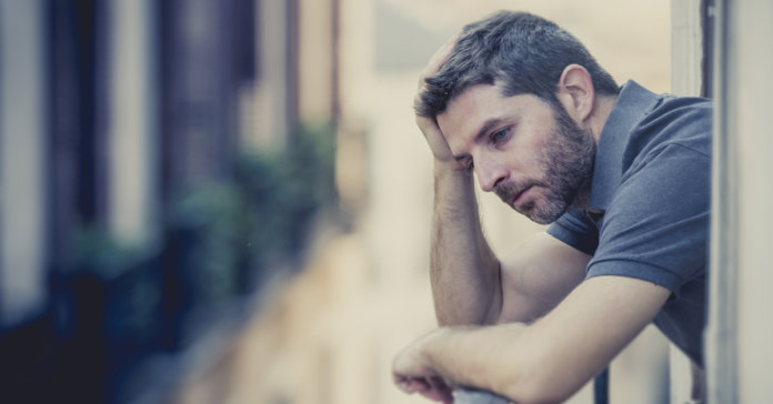 Triste é um mundo que nos cobra felicidade o tempo todo.