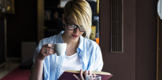“Pessoas que leem livros todos os dias comprovadamente vivem mais” “Pessoas que leem livros todos os dias comprovadamente vivem mais”
