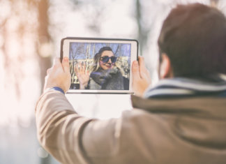 Abençoados sejam os amores distantes.