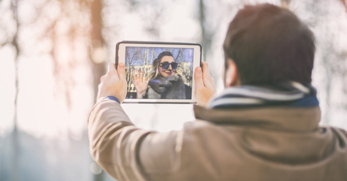 Abençoados sejam os amores distantes.