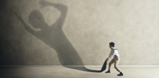 Tome cuidado com as maldades camufladas e com os abraços que apunhalam