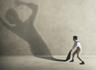 Tome cuidado com as maldades camufladas e com os abraços que apunhalam