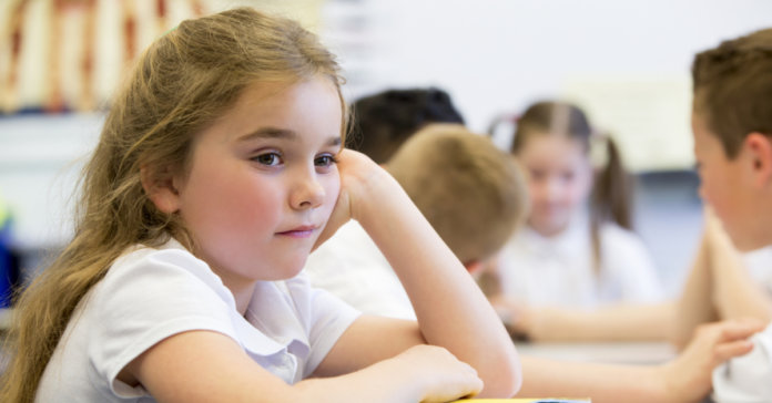 shutterstock_298428368 As crianças não são definidas por notas escolares