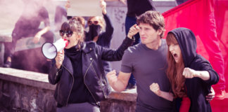 Tem gente que quer fazer a revolução mas nunca fez uma gentileza.