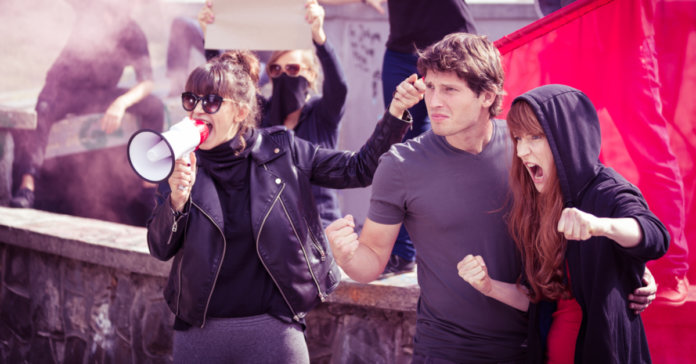 Tem gente que quer fazer a revolução mas nunca fez uma gentileza.