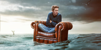 Quem tem esperança levanta e busca. Quem não tem, senta e espera cair do céu