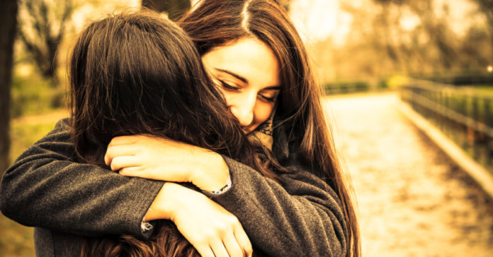 Abraços protegem contra estresse, depressão, infecções e gripes, diz estudo