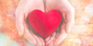 Com o coração na mão Com o coração na mão