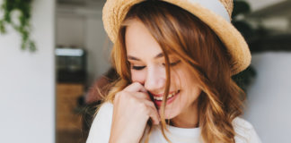 10 razões que provam que os tímidos são mais atraentes