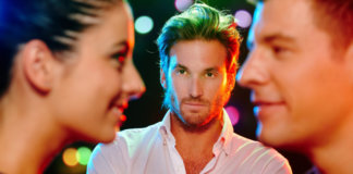 Superar um relacionamento não é tentar provar ao outro que você está feliz. Superar um relacionamento não é tentar provar ao outro que você está feliz.