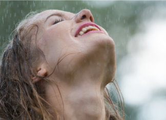 Ela demoliu sua velha estrutura. É tempo de reconstrução.