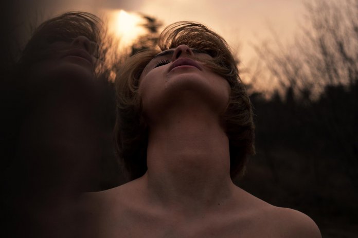 Estamos presos na idade emocional do desamor