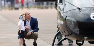 Por que o príncipe William se agacha sempre que fala com o filho?
