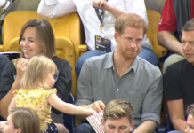 Garotinha “rouba” pipocas do Príncipe Harry e a reação dele é adorável Garotinha “rouba” pipocas do Príncipe Harry e a reação dele é adorável