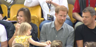 Garotinha “rouba” pipocas do Príncipe Harry e a reação dele é adorável
