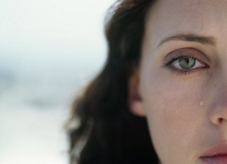 É fácil julgar os outros, difícil é julgar a si mesmo….