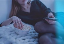 Para o seu cérebro maratonar séries promove o mesmo tipo de prazer de usar drogas ou até de fazer sexo. Para o seu cérebro maratonar séries promove o mesmo tipo de prazer de usar drogas ou até de fazer sexo.