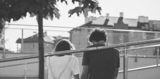 Eu tô aqui, não se preocupe. É esse o amor que escolhi repousar. Eu tô aqui, não se preocupe. É esse o amor que escolhi repousar.