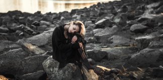 Pare de abraçar o que te faz infeliz.