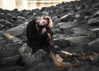 Pare de abraçar o que te faz infeliz.