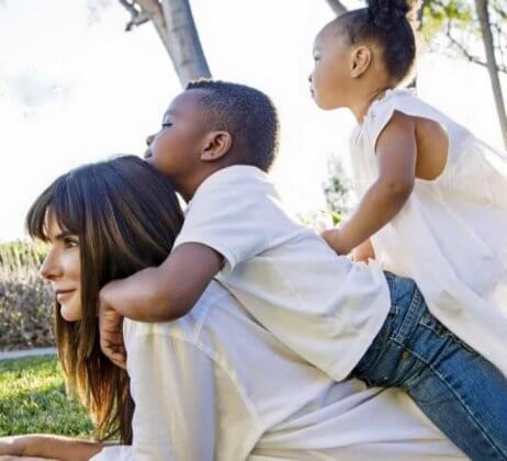 contioutra.com - “Parem de usar o termo ‘filhos adotivos’”, alerta Sandra Bullock