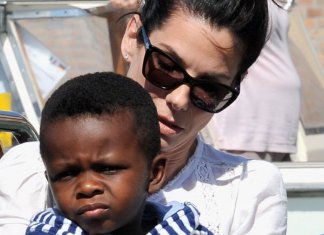 “Parem de usar o termo ‘filhos adotivos’”, alerta Sandra Bullock