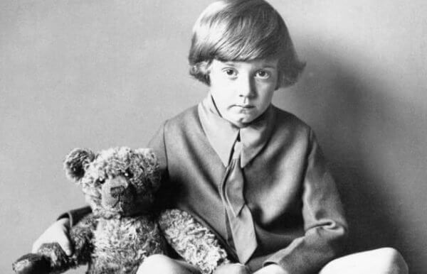 contioutra.com - 7 fatos tristes sobre a vida de Christopher Robin, o menino que inspirou o Ursinho Pooh.