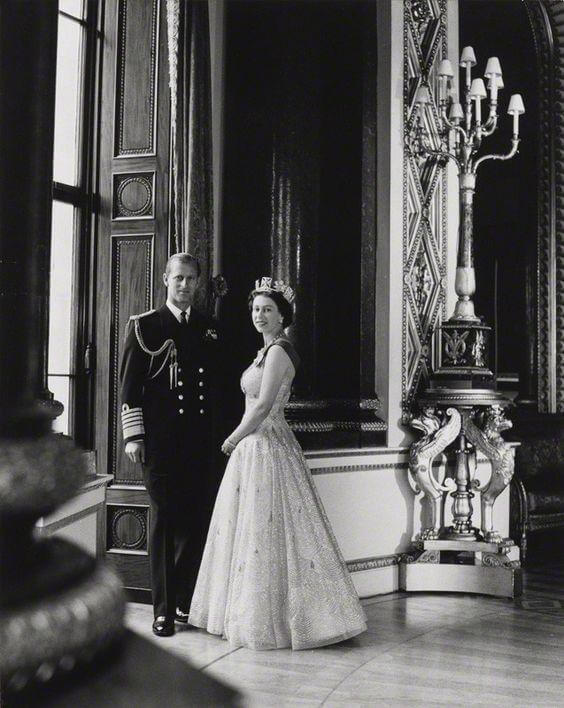contioutra.com - 70 anos de união e o príncipe Philip ainda olha para a rainha com absoluta adoração