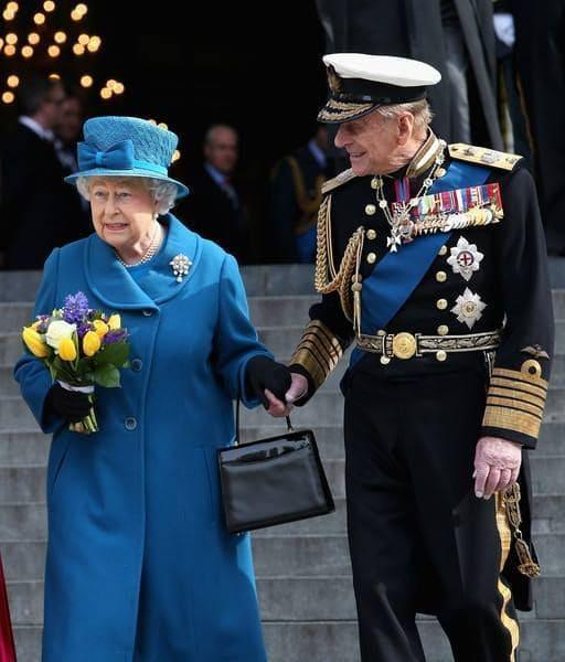 contioutra.com - 70 anos de união e o príncipe Philip ainda olha para a rainha com absoluta adoração