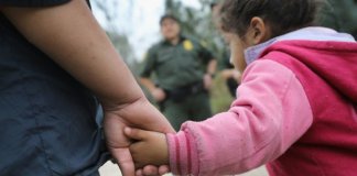 O choro desesperado das crianças separadas dos pais na fronteira dos EUA