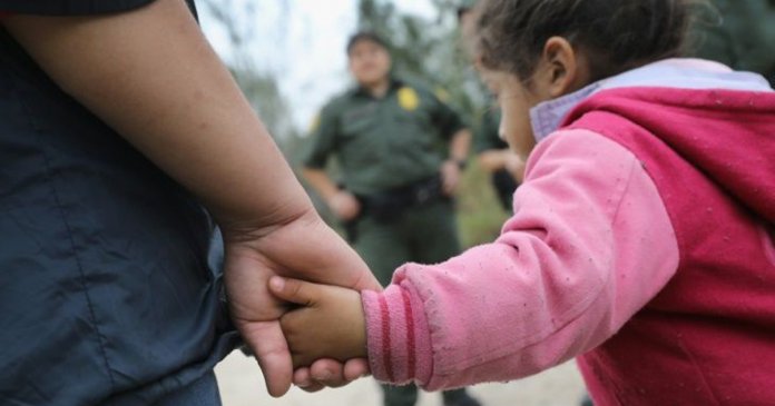 O choro desesperado das crianças separadas dos pais na fronteira dos EUA